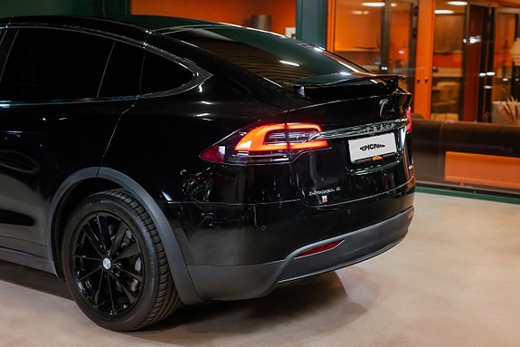 Tesla Model X 4 of 5