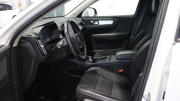 Volvo XC40 3 of 5
