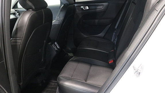 Volvo XC40 4 of 5