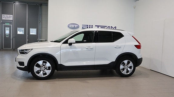 Volvo XC40 2 of 5