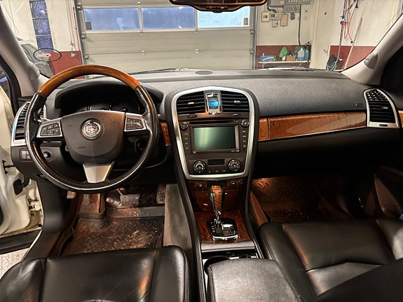 Cadillac SRX 7 of 8