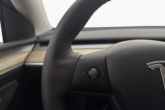 Tesla Model Y 23 of 30
