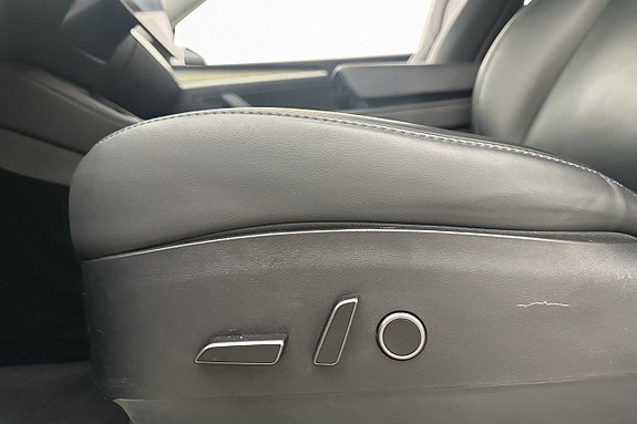Tesla Model Y 11 of 30