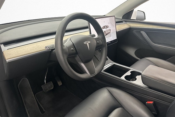 Tesla Model Y 10 of 30