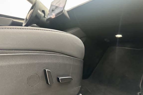 Tesla Model Y 21 of 30
