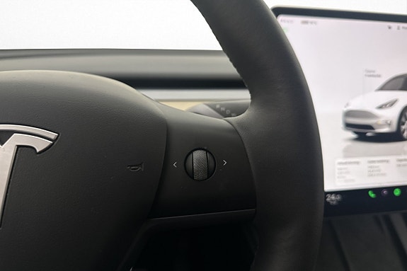 Tesla Model Y 24 of 30