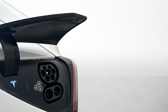 Tesla Model Y 26 of 30