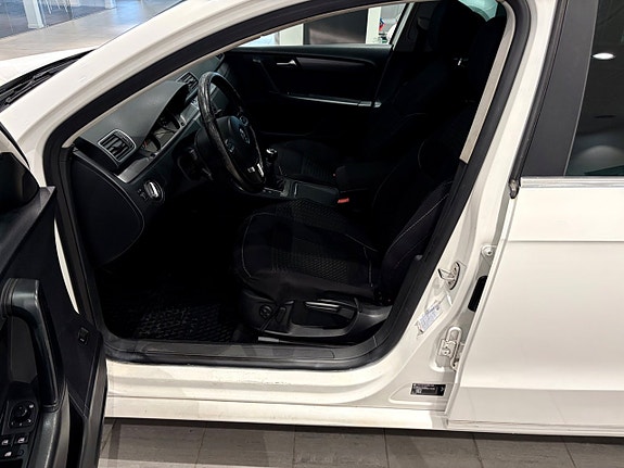 Volkswagen Passat 2 of 5