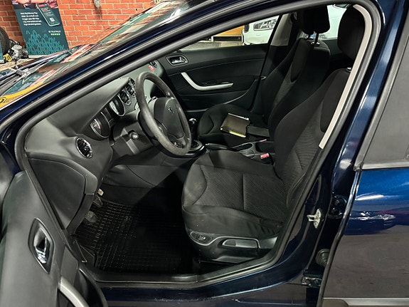 Peugeot 308 SW 9 of 14