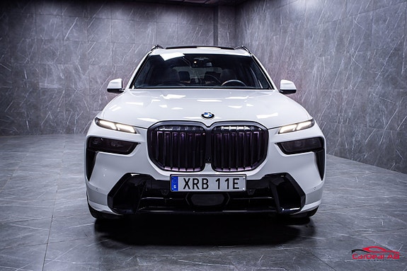 BMW X7 2 of 5