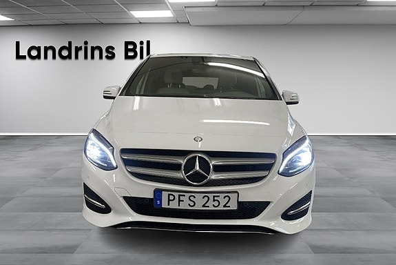 Mercedes-Benz B200 d 2 of 5