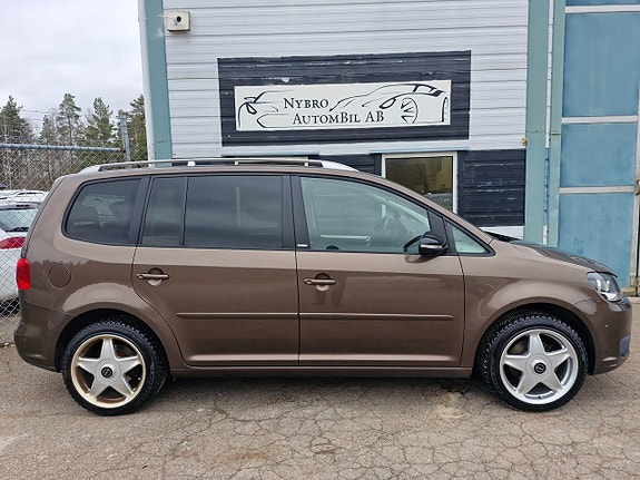 Volkswagen Touran 2 of 5