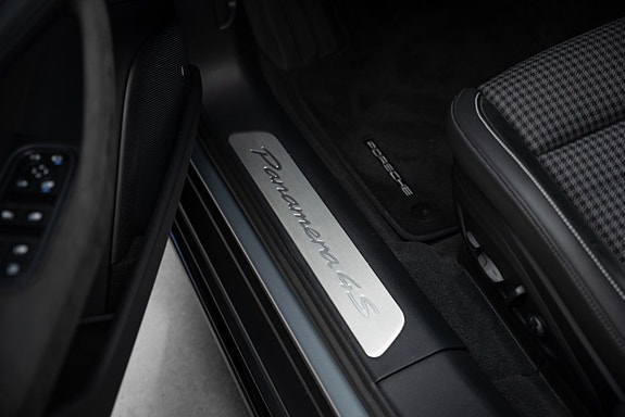 Porsche Panamera 4S 11 of 25