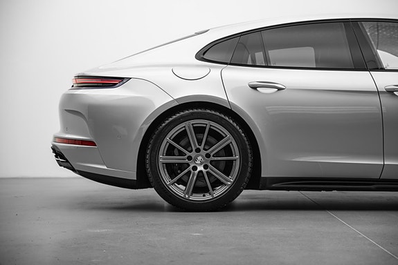 Porsche Panamera 4S 17 of 25