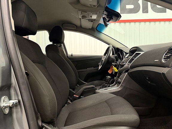 Chevrolet Cruze 8 of 21