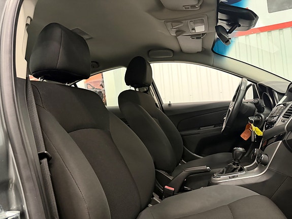 Chevrolet Cruze 7 of 21