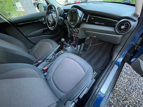 MINI Cooper 4 of 5