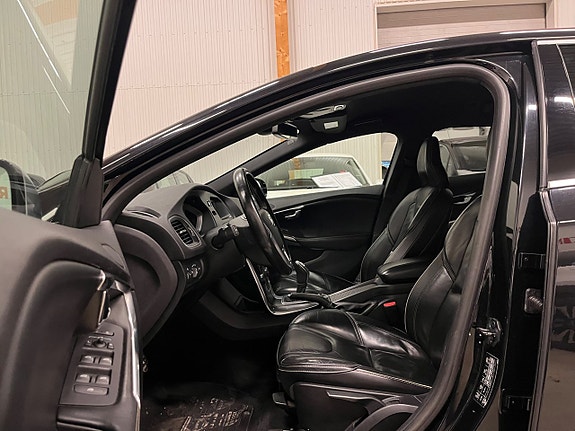 Volvo V40 11 of 16