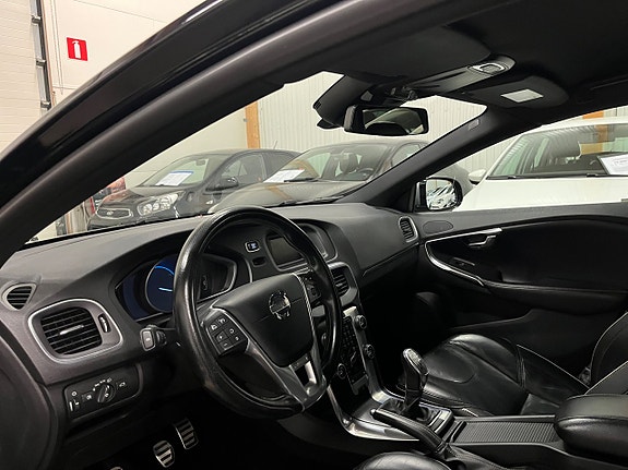 Volvo V40 12 of 16