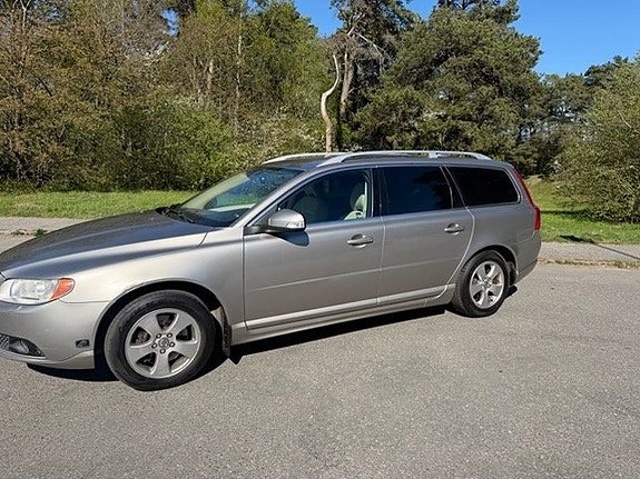 Volvo V70 2 of 5