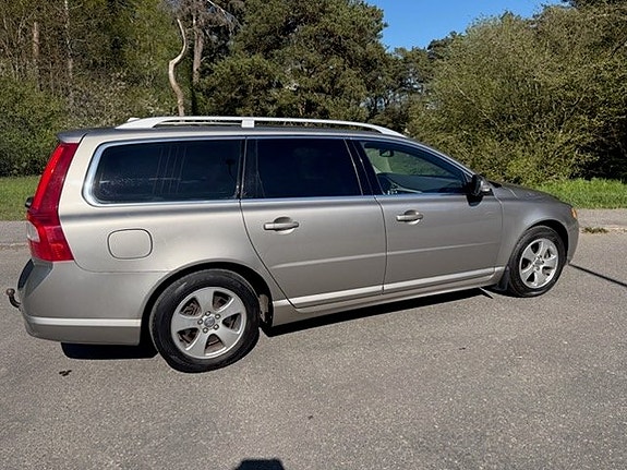 Volvo V70 3 of 5