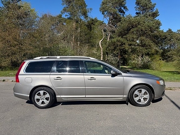 Volvo V70 4 of 5