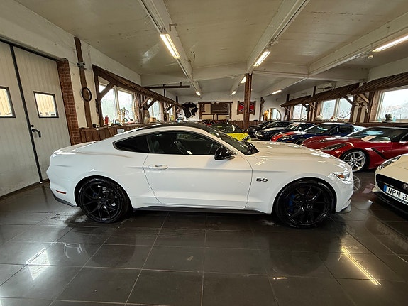 Ford Mustang 10 of 27