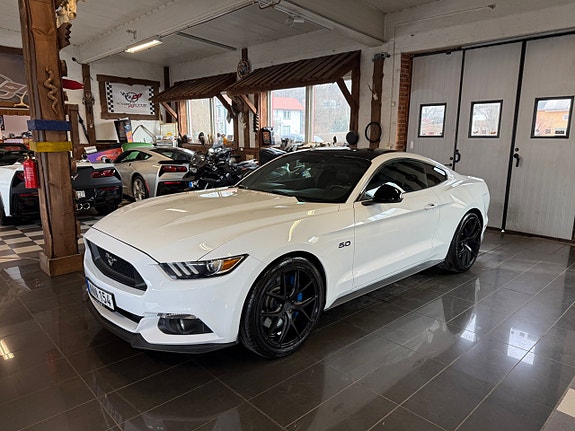 Ford Mustang 3 of 5