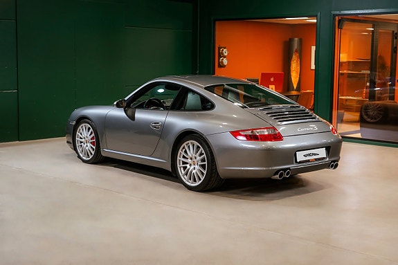 Porsche 911 Carrera S 3 of 5