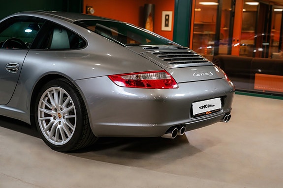 Porsche 911 Carrera S 4 of 5