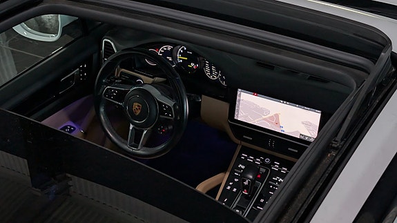 Porsche Cayenne 16 of 26