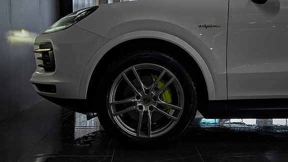 Porsche Cayenne 8 of 26