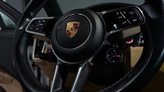 Porsche Cayenne 14 of 26