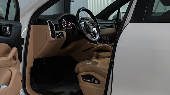 Porsche Cayenne 12 of 26