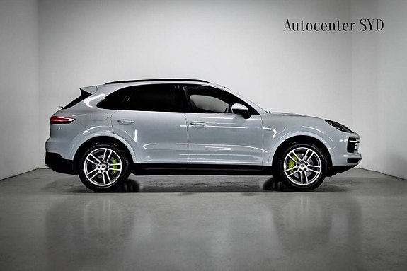 Porsche Cayenne 4 of 5