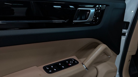 Porsche Cayenne 19 of 26