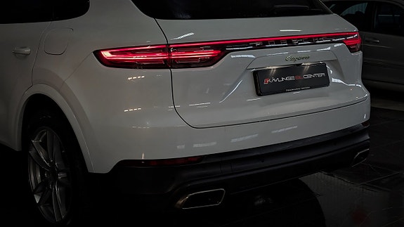 Porsche Cayenne 7 of 26