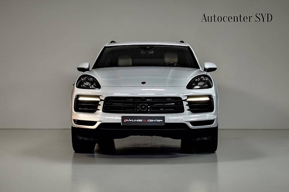 Porsche Cayenne 2 of 5