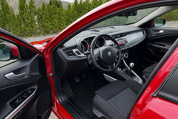 Alfa Romeo Giulietta 12 of 17
