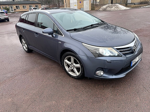 Toyota Avensis 2 of 5