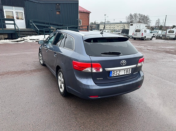 Toyota Avensis 4 of 5