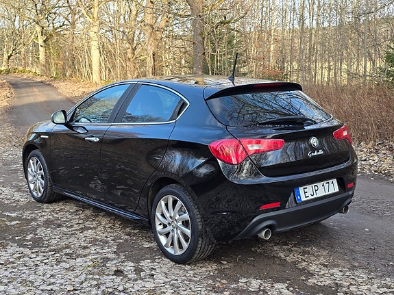 Alfa Romeo Giulietta 3 of 5
