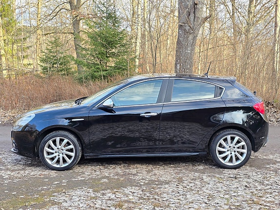 Alfa Romeo Giulietta 2 of 5