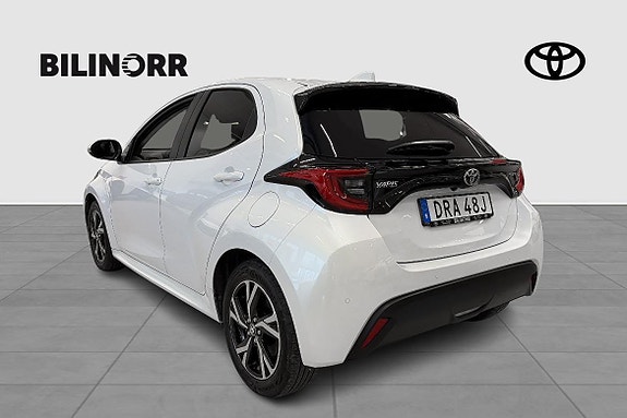 Toyota Yaris 3 of 12