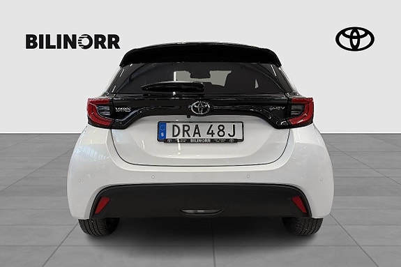 Toyota Yaris 5 of 12