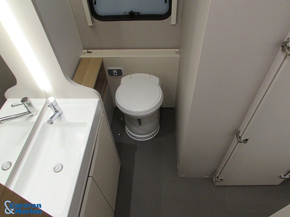 Adria Adora 613 HT / Alde/ Långbädd / Gasolugn 15 of 16