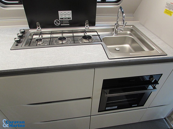 Adria Adora 613 HT / Alde/ Långbädd / Gasolugn 8 of 16