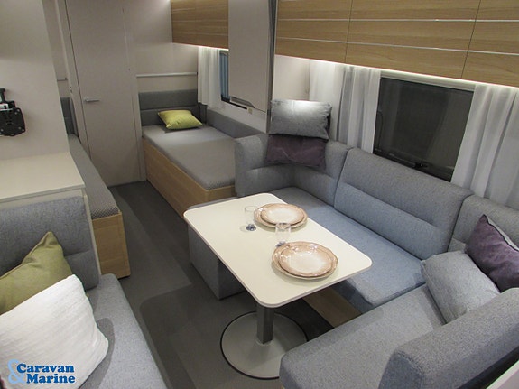 Adria Adora 613 HT / Alde/ Långbädd / Gasolugn 10 of 16