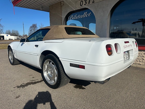 Chevrolet Corvette 16 of 19