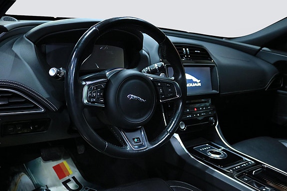Jaguar XE 9 of 30